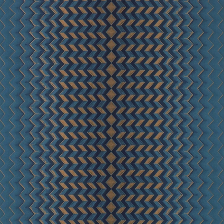 Geometrikus, chevron csíkozással, fémes színnel kiemelve a mintázatot.Kék-réz színben, design tapéta.Clarke & Clarke FRAGMENT MIDNIGHT/COPPER  W0150/03