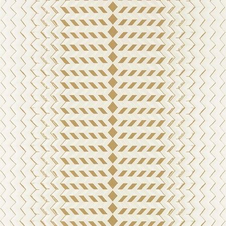 Geometrikus, chevron csíkozással, fémes színnel kiemelve a mintázatot.Bézs-arany színben, design tapéta.Clarke & Clarke FRAGMENT NATURAL/GOLD  W0150/04